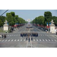 Le colonel Jean-Marc Isoardi défile en tête des élèves de l'Ecole de Gendarmerie (EG) de Chaumont sur les Champs-Elysées, à Paris.