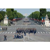 Le colonel Jean-Marc Isoardi défile en tête des élèves de l'Ecole de Gendarmerie (EG) de Chaumont sur les Champs-Elysées, à Paris.