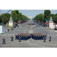 Défilé des élèves de l'école de Gendarmerie (EG) de Chaumont sur les Champs-Elysées, à Paris.
