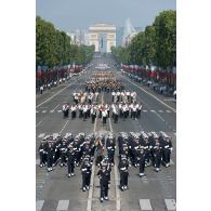 Le capitaine de frégate Claude Lhotelain défile en tête des élèves de l'Ecole de maistrance sur les Champs-Elysées, à Paris.