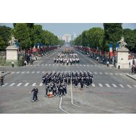 Le capitaine de frégate Claude Lhotelain défile en tête des élèves de l'Ecole de maistrance sur les Champs-Elysées, à Paris.