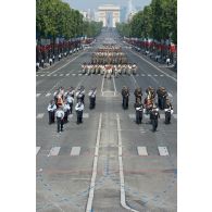 Le chef d'escadron Frédéric Sanchez et le colonel Jean-Luc Lefour défilent en tête de l'escadron de gendarmerie mobile 24/1 et de la gendarmerie des transports aériens (GTA) nord sur les Champs-Elysées, à Paris.