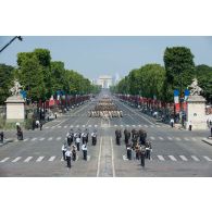 Le chef d'escadron Frédéric Sanchez et le colonel Jean-Luc Lefour défilent en tête de l'escadron de gendarmerie mobile 24/1 et de la gendarmerie des transports aériens (GTA) nord sur les Champs-Elysées, à Paris.