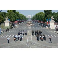Le chef d'escadron Frédéric Sanchez et le colonel Jean-Luc Lefour défilent en tête de l'escadron de gendarmerie mobile 24/1 et de la gendarmerie des transports aériens (GTA) nord sur les Champs-Elysées, à Paris.