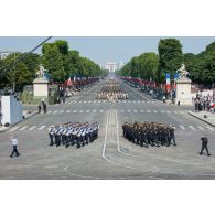 Défilé de l'escadron de gendarmerie mobile 24/1 et de la gendarmerie des transports aériens (GTA) nord sur les Champs-Elysées, à Paris.