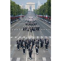 Le capitaine de vaisseau Pierre-Yves Grente défile en tête de l'équipage de la frégate anti sous-marine (FASM) Jean de Vienne sur les Champs-Elysées, à Paris.