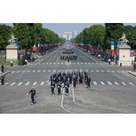 Le capitaine de vaisseau Pierre-Yves Grente défile en tête de l'équipage de la frégate anti sous-marine (FASM) Jean de Vienne sur les Champs-Elysées, à Paris.