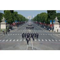 Le capitaine de vaisseau François-Xavier Polderman défile en tête de l'équipage du bâtiment de projection et de commandement (BPC) Mistral sur les Champs-Elysées, à Paris.
