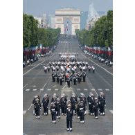 Le capitaine de vaisseau Marc Aussedat défile en tête de l'équipage de la frégate de défense aérienne (FDA) Forbin sur les Champs-Elysées, à Paris.