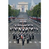 Les colonels Guy Cazenave-Lacroutz, Vincent Séverin et Jérôme Barbier défilent en tête de la Gendarmerie de l'Air et des bases aériennes 105 d'Evreux-Fauville et 942 de Lyon-Mont Verdun sur les Champs-Elysées, à Paris.