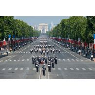 Les colonels Guy Cazenave-Lacroutz, Vincent Séverin et Jérôme Barbier défilent en tête de la Gendarmerie de l'Air et des bases aériennes 105 d'Evreux-Fauville et 942 de Lyon-Mont Verdun sur les Champs-Elysées, à Paris.