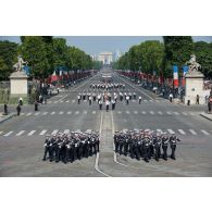 Défilé des soldats de la Gendarmerie de l'Air sur les Champs-Elysées, à Paris.