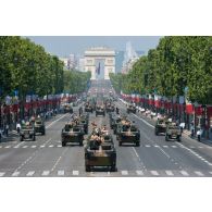 Le colonel Yves Métayer défile en tête des blindés et des canons du 11e régiment d'artillerie de marine (RAMa) sur les Champs-Elysées, à Paris.
