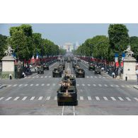Le colonel Yves Métayer défile en tête des blindés et des canons du 11e régiment d'artillerie de marine (RAMa) sur les Champs-Elysées, à Paris.