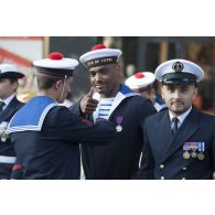 Portrait de l'équipage de la frégate anti sous-marine (FASM) Jean de Vienne sur les Champs-Elysées, à Paris.
