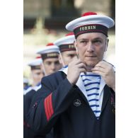 Portrait de l'équipage de la frégate de défense aérienne (FDA) Forbin sur les Champs-Elysées, à Paris.