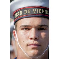 Portrait d'un matelot de la frégate anti sous-marine (FASM) Jean de Vienne sur les Champs-Elysées, à Paris.