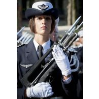 Portrait d'une gendarme de l'Air sur les Champs-Elysées, à Paris.