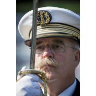 Portrait d'un officier de l'Ecole du Service de santé des armées (ESSA) sur les Champs-Elysées, à Paris.