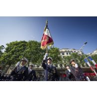 Portrait de la garde au drapeau de l'Ecole du Service de santé des armées (ESSA) sur les Champs-Elysées, à Paris.