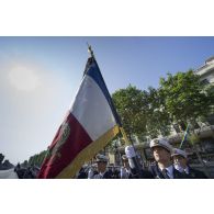 Portrait de la garde au drapeau de l'Ecole du Service de santé des armées (ESSA) sur les Champs-Elysées, à Paris.