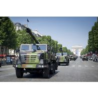 Défilé des camions équipés d'un système d'artillerie (CAESAR) du 11e régiment d'artillerie de marine (RAMa) sur les Champs-Elysées, à Paris.
