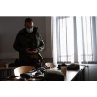 Le photographe Simon contrôle les chargeurs de son pistolet automatique PAMAS G1 à Mourmelon.