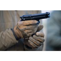 L'officier image Maxime charge son pistolet automatique PAMAS G1 pour un cours de maîtrise opérationnelle de l'armement léger (MOAL) à Mourmelon.