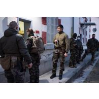 L'officier image Maxime s'apprête à réintégrer son armement à l'armurerie du 51e régiment d'infanterie (RI) à Mourmelon.
