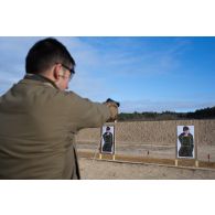 L'officier image Maxime tire au pistolet automatique PAMAS G1 sur le champ de tir de Montmorency.