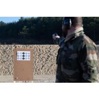Le photographe Simon tire au pistolet automatique PAMAS G1 sur le champ de tir de Montmorency.