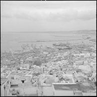 Alger. Vue du haut de la casbah sur le port avec les trois escorteurs français, anglais et italien.