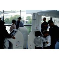 1989. Paris 1er. Jardin des Tuileries. Bornes interactives sur la Révolution française.