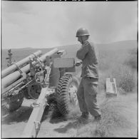 13ème régiment d'artillerie (13e RA). Un soldat prépare un canon.