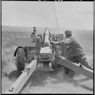 13ème régiment d'artillerie (13e RA). Un soldat prépare un canon.