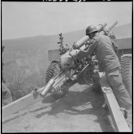 13ème régiment d'artillerie (13e RA). Un soldat tire au canon.