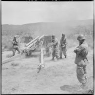 13ème régiment d'artillerie (13e RA). Un soldat tire au canon.