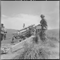 13ème régiment d'artillerie (13e RA). Un soldat prépare un canon.