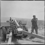 13ème régiment d'artillerie (13e RA). Un soldat prépare un canon.