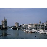 La Rochelle (17). Le vieux port et les tours de son entrée.