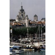 La Rochelle (17). Le vieux port et la tour de la grosse horloge.