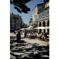 La Rochelle (17). Quai du vieux port. Terrasse de café.