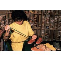 Mauléon (64). Atelier d'espadrilles.