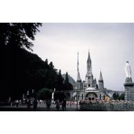 Lourdes (65). La Basilique.