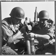 Tizi Ouzou. La 1ère batterie du 2/93e régiment d'artillerie de montagne (RAM). Réglage de la fusée d'un obus fusant.