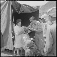 Secteur de Miliana. Le médecin assisté d'une femme du personnel médical ausculte un malade.