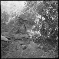 Tenes. Commando de chasse du 3e bataillon du 22e régiment d'infanterie (3/22e RI). La cigarette de la halte.