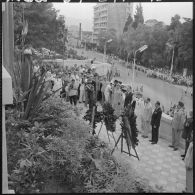 Alger. Commémoration de l'anniversaire de l'appel du 18 Juin 1940. Vue d'ensemble des gerbes de fleurs.