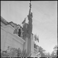 Alger. Commémoration de l'anniversaire de l'appel du 18 Juin 1940. Les drapeaux des anciens combattants au pied de la statue.