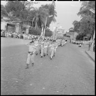 Alger. Commémoration de l'anniversaire de l'appel du 18 Juin 1940. Etendard de l'infanterie, début du défilé.